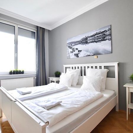 Standerd Apartment By Hi5 - Lovag Family Suites Budapest Exteriör bild