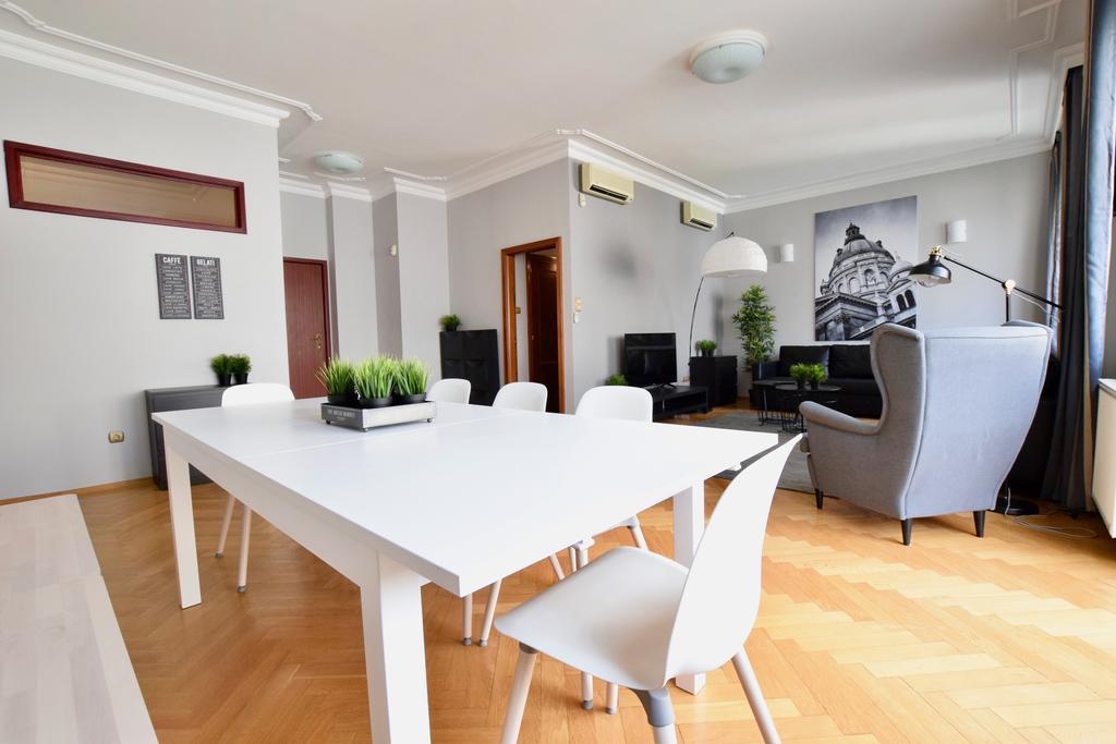 Standerd Apartment By Hi5 - Lovag Family Suites Budapest Exteriör bild