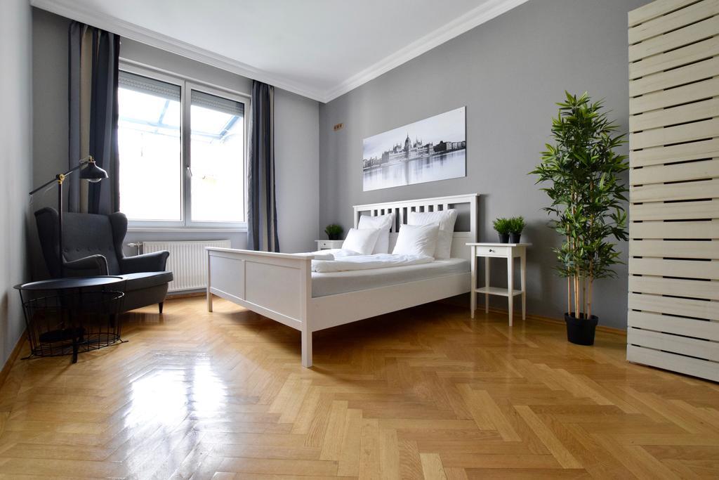 Standerd Apartment By Hi5 - Lovag Family Suites Budapest Exteriör bild