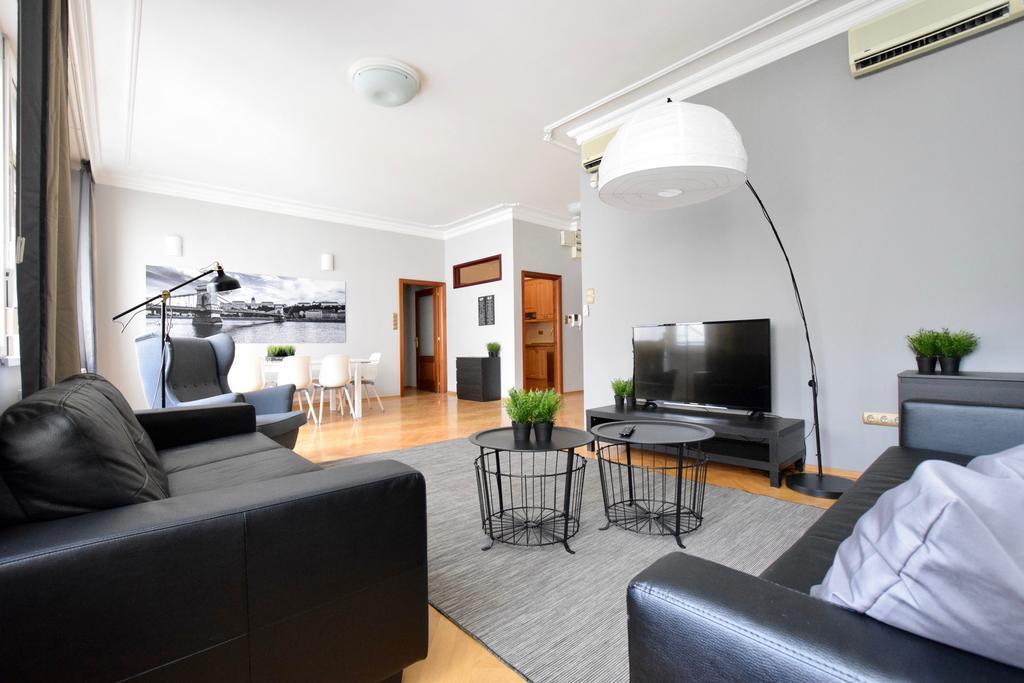 Standerd Apartment By Hi5 - Lovag Family Suites Budapest Exteriör bild