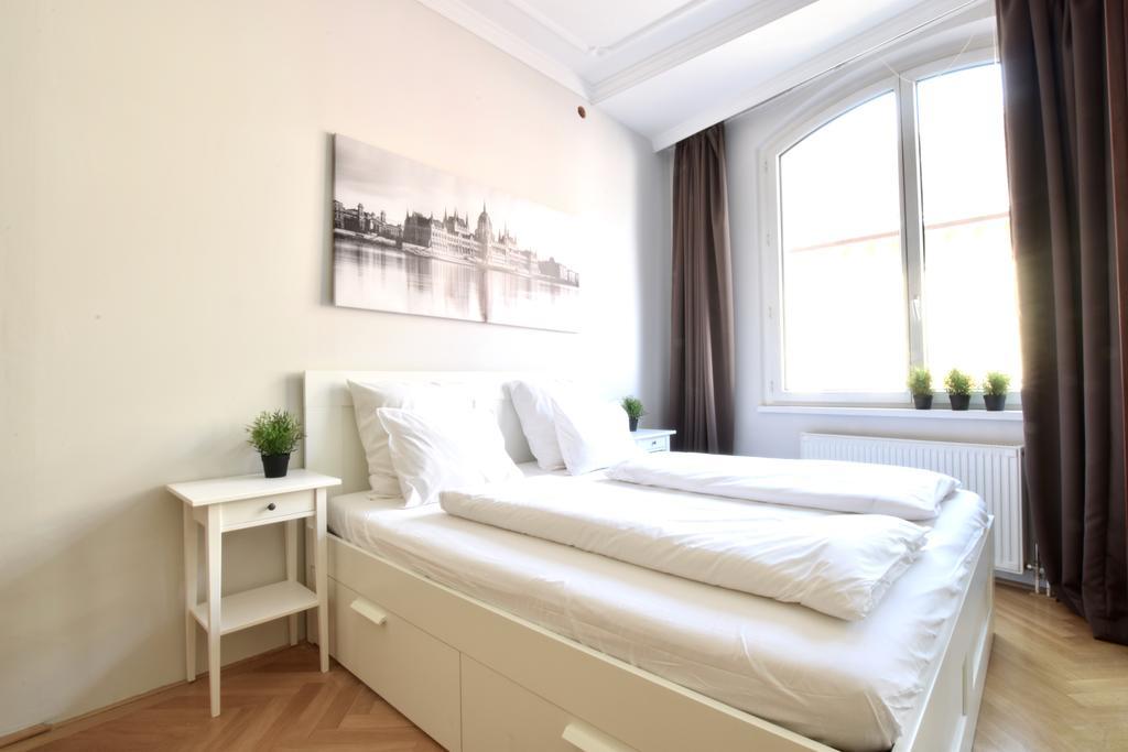 Standerd Apartment By Hi5 - Lovag Family Suites Budapest Exteriör bild