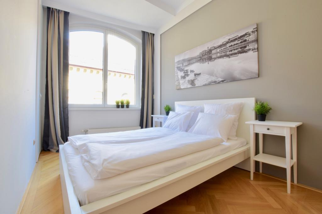 Standerd Apartment By Hi5 - Lovag Family Suites Budapest Exteriör bild