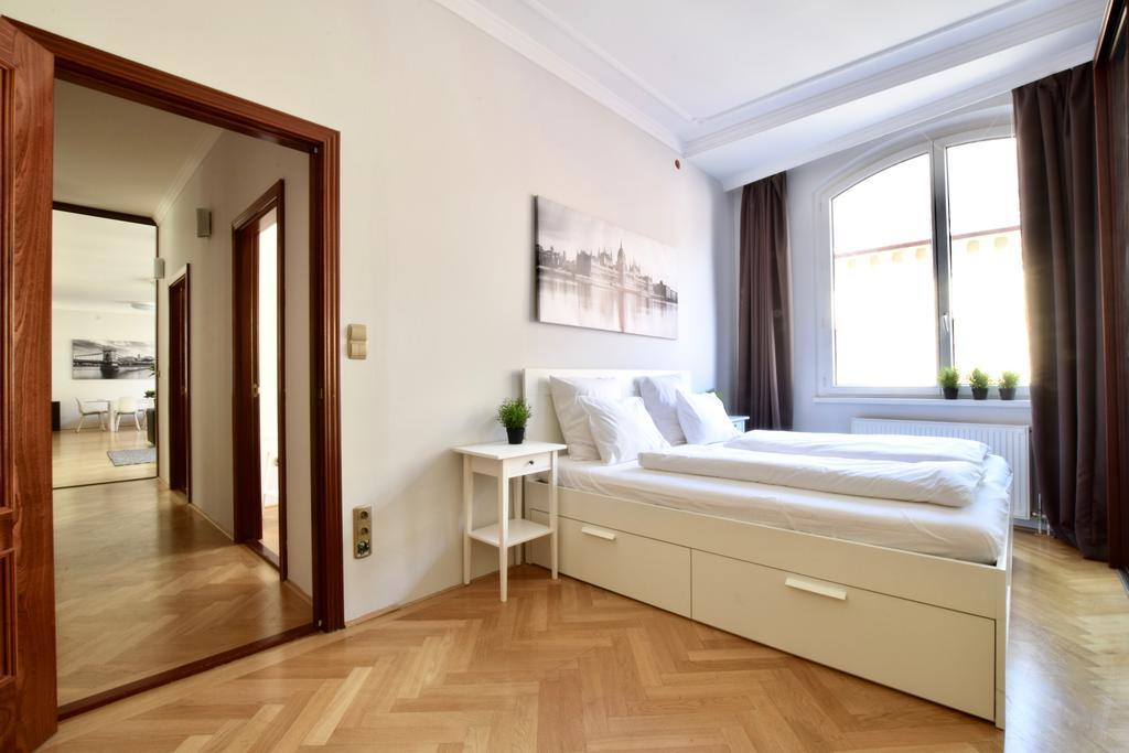 Standerd Apartment By Hi5 - Lovag Family Suites Budapest Exteriör bild