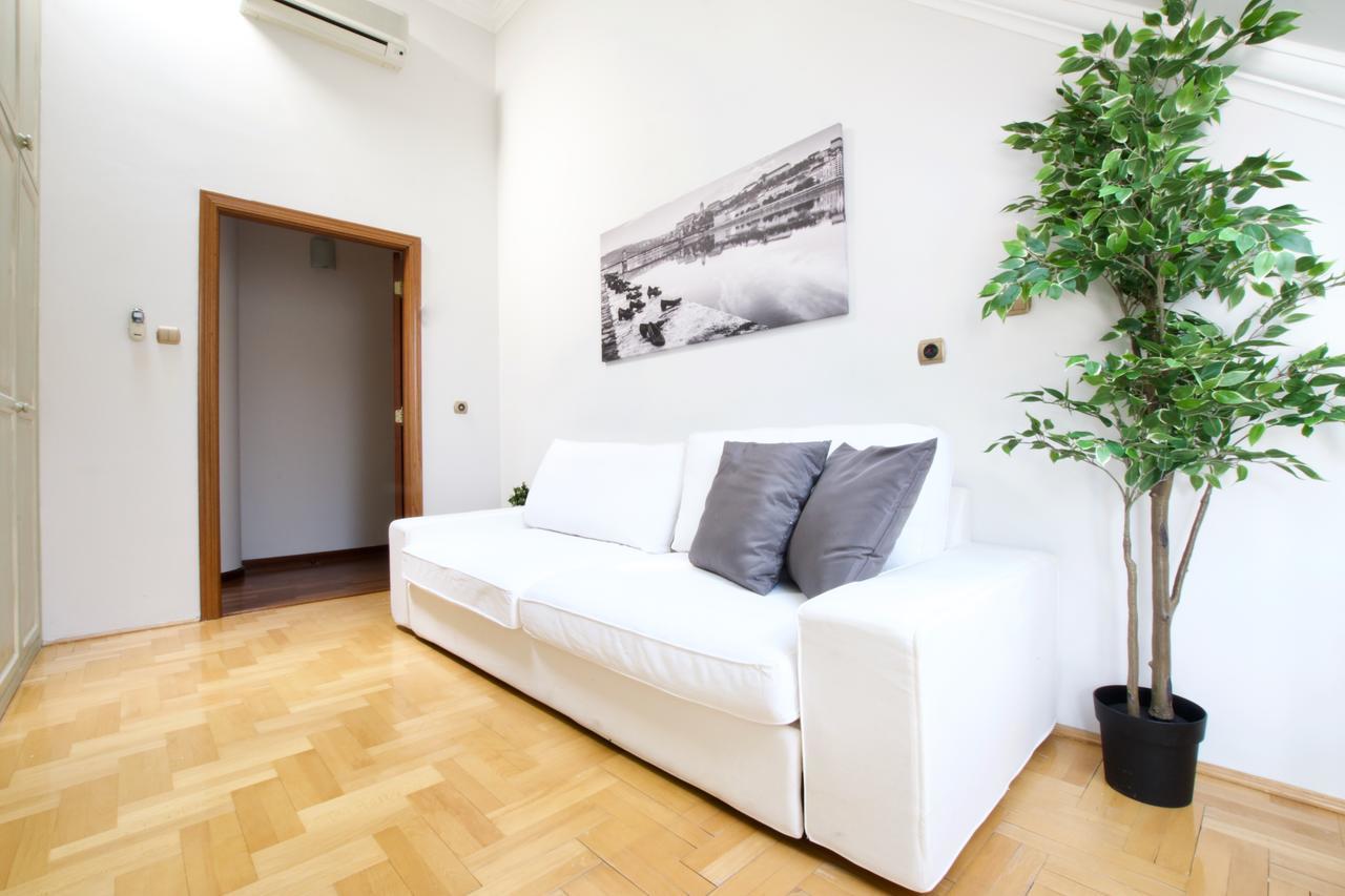 Standerd Apartment By Hi5 - Lovag Family Suites Budapest Exteriör bild